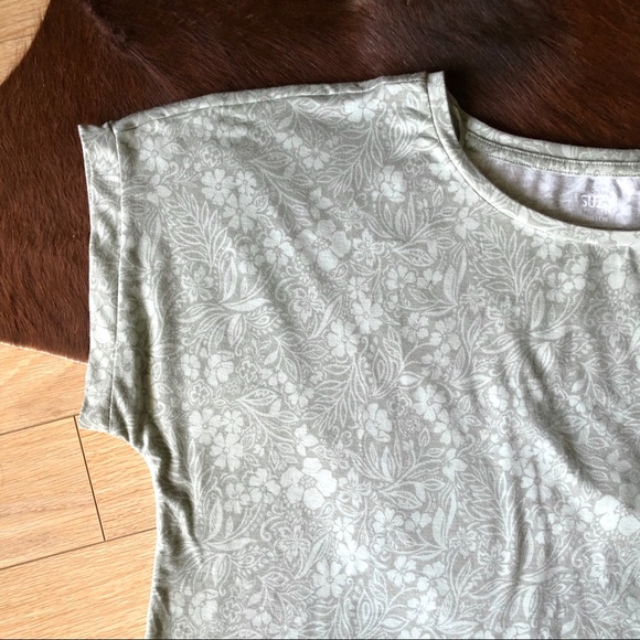 ✨2/$15-Suzy Shier Sage Green Floral T-Shirt - Picture 5 of 9
